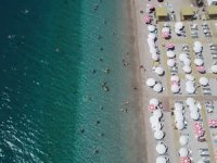 Antalya'da sıcak havadan bunalanlar denizde serinledi