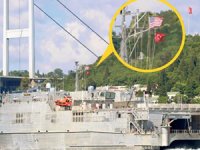 ABD savaş gemisinden Türk bayrağıyla selam