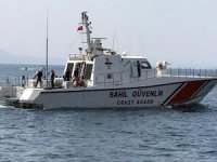 Sürat teknesi arızalanan 18 kaçak göçmen kurtarıldı