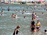 Tatilciler, Marmaris'te plaj ve havuzları doldurdu