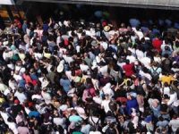 Eminönü İskelesi'ndeki insan seli havadan görüntülendi