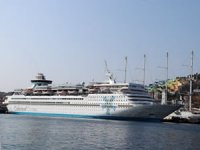 Kuşadası'na iki kruvaziyer gemisiyle 2 bin 250 turist geldi