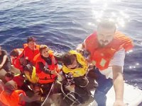İzmir’de 15 kaçak göçmen, fiber teknede yakalandı
