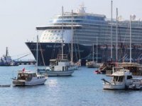 'Mein Schiff 4' yolcu gemisi 2 bin 500 yolcuyla Bodrum’a yanaştı
