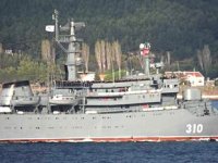 Rus savaş gemisi Çanakkale Boğazı'ndan geçerken tüm mürettebat güverteye çıktı