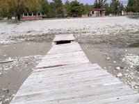 Taşevi Plajı'nda su çekildi, iskele ortada kaldı