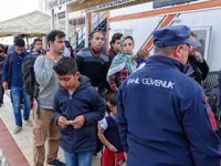 Ayvacık’ta lastik botta 46 kaçak göçmen yakalandı