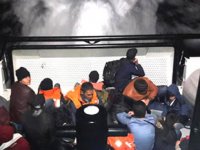 Çeşme'de 90 kaçak göçmen yakalandı