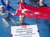 Şahika Ercümen, Salda Gölü’nde 65 metreye inerek yeni dünya rekorunu kırdı