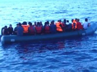 Dikili’de umuda yolculuk yolunda botta doğum yaptı