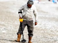 Define avcıları, Antalya sahilinde dedektörle para avına çıktı