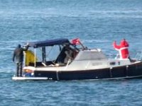 Kadıköy’de kayalıklara çarpan tekne batma tehlikesi geçirdi