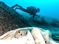 Hatay’da dalgıçlar, su altında ‘plastikten vazgeç’ çağrısı yaptılar