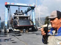 Marmaris’te lift ekipleri, milyonluk yatları denizden karaya, karadan denize alıyorlar