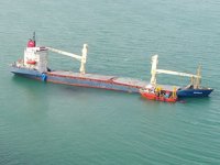 M/V Natalia isimli kargo gemisinden denize yakıt akmaması için çalışma yapılıyor
