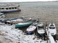 Beyşehir’de balıkçılar avlanmaya kar molası verdi