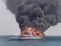 Avustralya'da lüks yat saniyeler içinde alevlere teslim oldu