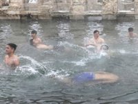 Yozgat’ta iki bin yıllık havuzda kar altında yüzme keyfi yaşanıyor