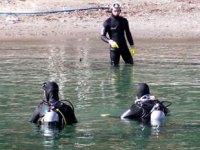 Denizden toplanan doğal taşlarla balıklar için resifler yapıldı