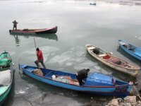 Beyşehir Gölü’nde buzlar arasında avlanma mesaisi başladı