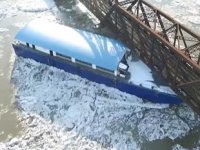 ABD’de buz kütleleri nehirdeki tekneleri sürükledi