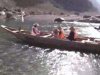 Japonya'da ahşap tekneler nehirle buluştu