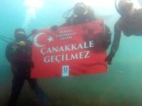Dalgıçlar, deniz dibinde ‘Çanakkale Geçilmez’ pankartı açtı