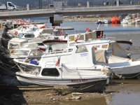 Çanakkale'de suların çekilmesiyle tekneler karaya oturdu