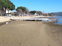 Erdek'te deniz çekilince antik iskele ortaya çıktı