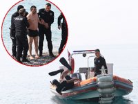 Antalya’da kıyafetiyle denize giren adam polisi alarma geçirdi