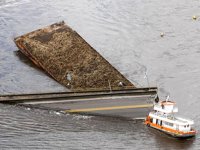 Feribot köprünün ayağına çarptı, köprünün 200 metresi sulara gömüldü