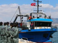 5 ton uyuşturucu ele geçirilen balıkçı teknesi, İzmir Limanı’na yanaştı