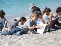 Konyaaltı Plajı'nda 30 bin kişi kitap okudu