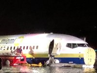 Florida'da pistten kayan uçak nehirde durdu