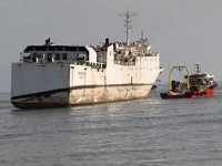 Karaya oturan 'WARDEH' isimli kargo gemisi kademeli şekilde çekiliyor