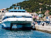 Arızalanan Aurelia isimli feribot kıyıya çekildi