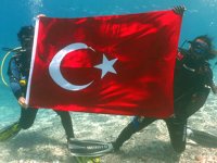 Fethiye'de 9 dalgıç, denizin dibinde Türk Bayrağı açtı