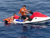 Jet-Ski'ye tutunarak kaçmaya çalışan göçmenler yakalandı