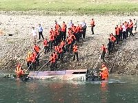 Çin'de yolcu teknesi battı: 10 ölü