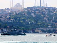 Rus savaş gemisi, çekilerek İstanbul Boğazı'ndan geçti