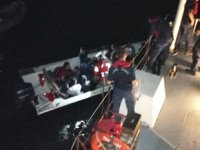 Tekneleri batan göçmenleri Sahil Güvenlik kurtardı