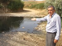 Siyah akan Küçük Menderes Nehri, tehlike saçıyor
