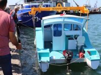 Zonguldak’ta 3 arkadaşın yaptığı tekne, suya indirildi