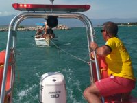 Arızalanan teknede mahsur kalanları itfaiye kurtardı