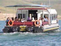 Tatilciler, Demirözü Barajı'nda tekne turuna yoğun ilgi gösterdi