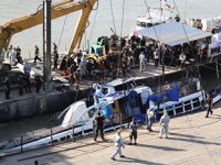 Tuna Nehri'nde batan yolcu teknesini çıkarma çalışması başladı
