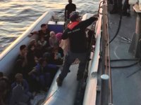 Denizde arızalanan bottaki göçmenler kurtarıldı