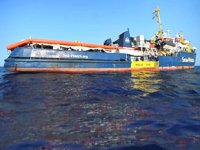 Göçmenleri kurtaran geminin kaptanı İtalya limanına yanaşınca tutuklandı