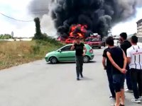 Tuzla’da boş arazideki teknelerde yangın çıktı