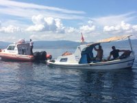 Yalova’da batmak üzere olan tekneyi deniz polisi kurtardı